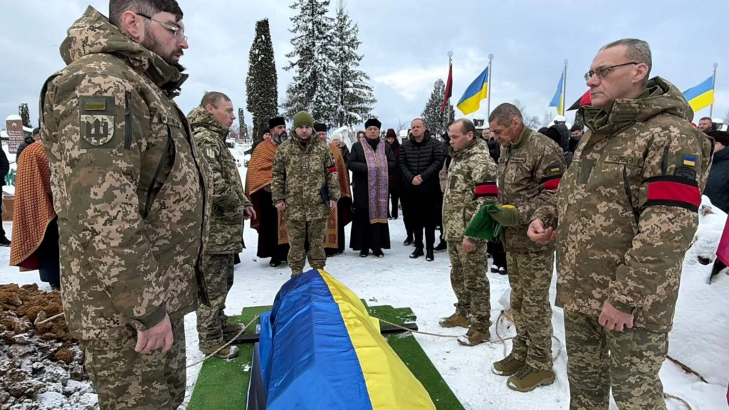 Військові вшановують полеглого героя України на похороні
