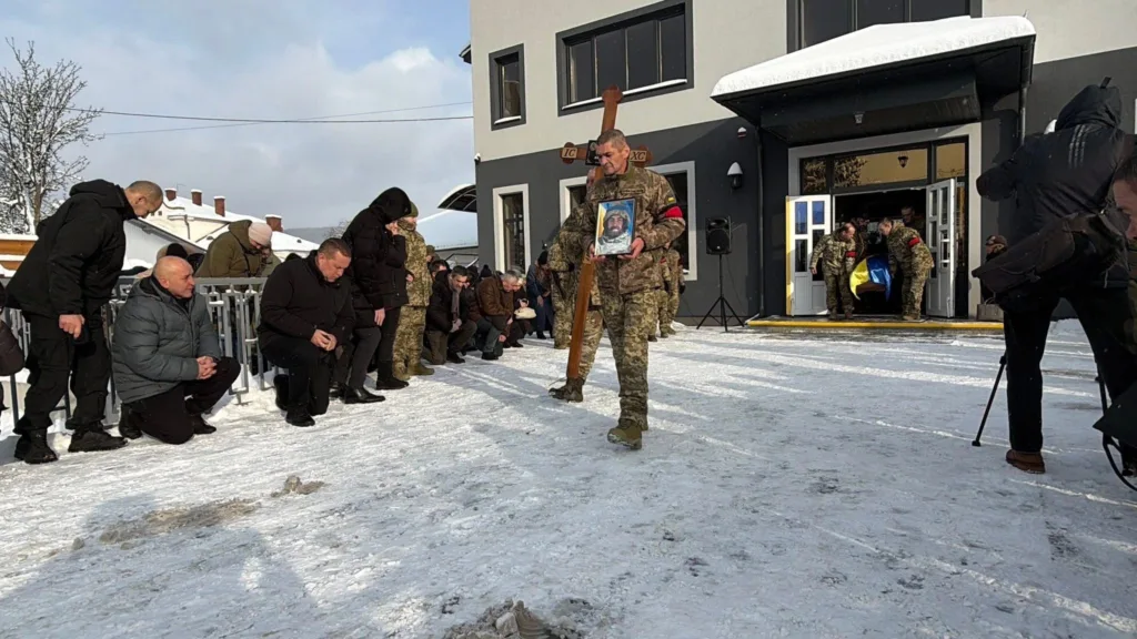 Військові прощаються із загиблим побратимом на снігу