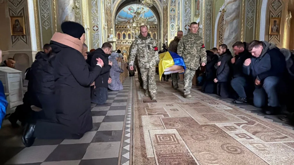 Прощання з військовим у церкві під прапором України