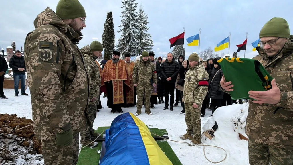 Похорон військового з українським прапором взимку