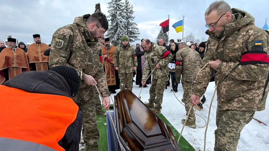Військові проводять поховання на снігу