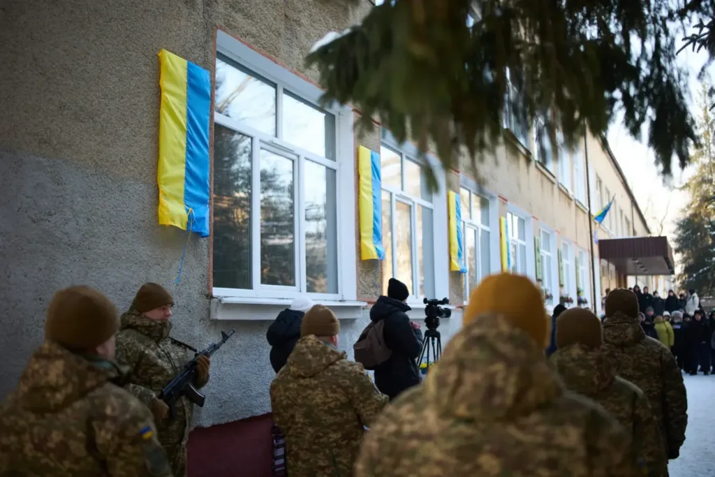 Українські військові біля будівлі з прапорами України