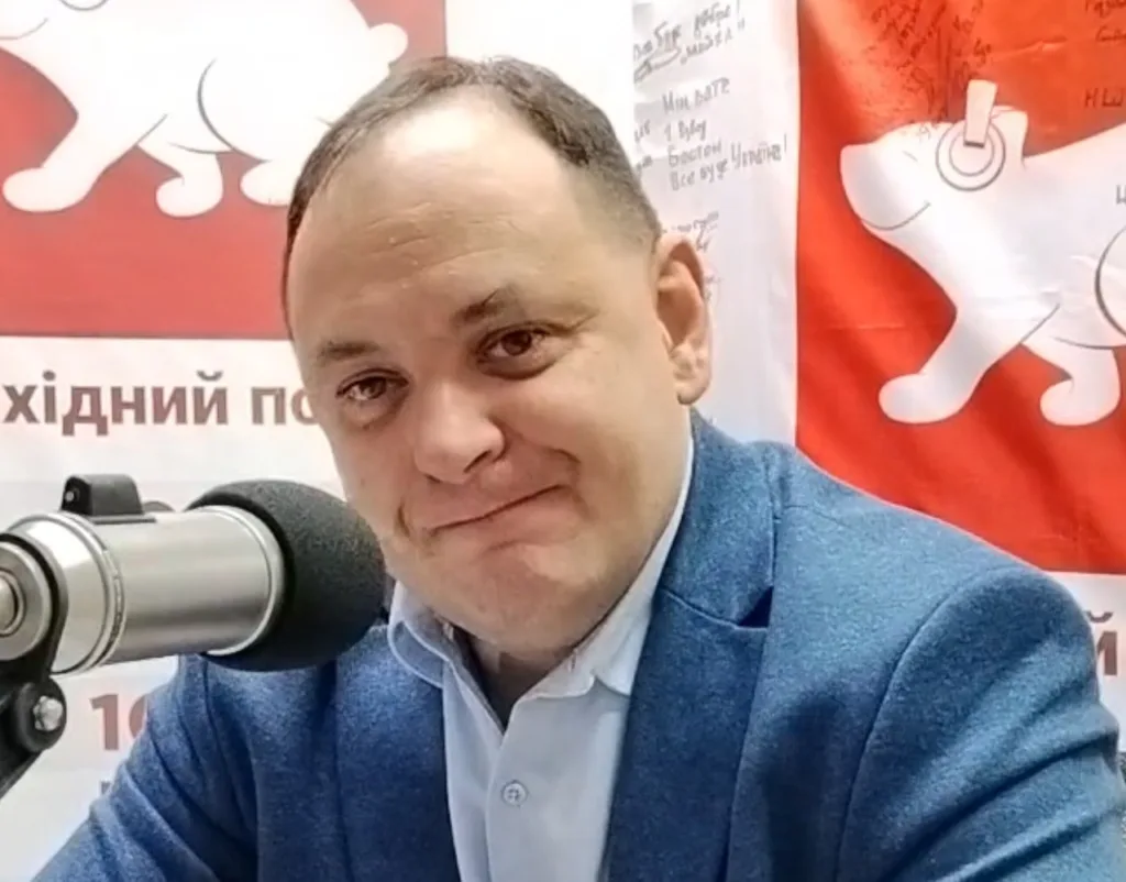 Чоловік у студії радіо перед мікрофоном