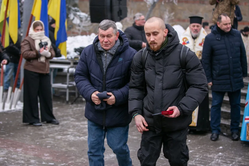 Люди на вуличній церемонії взимку