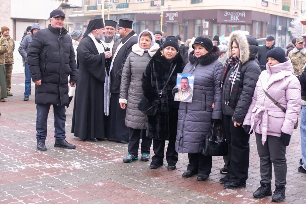 Люди на вулиці під час жалобної церемонії