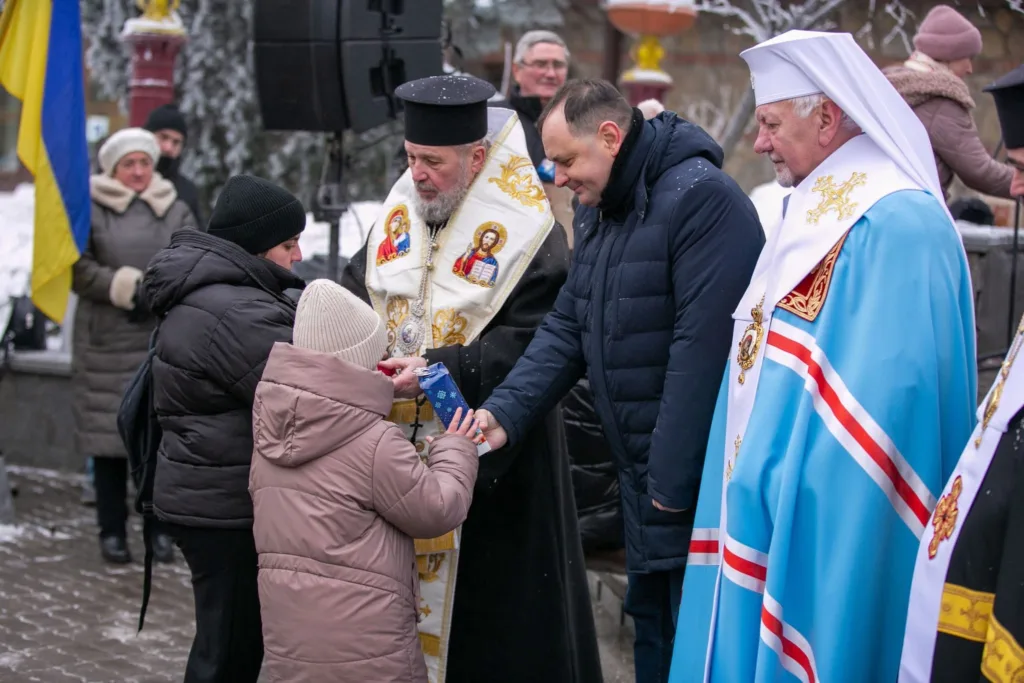 Священники та посадовці вітають дитину на вулиці