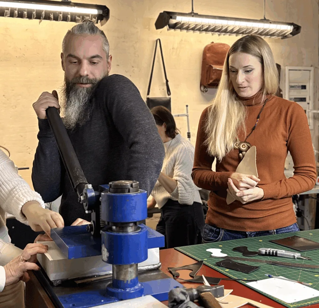 Люди працюють у майстерні з обробки шкіри