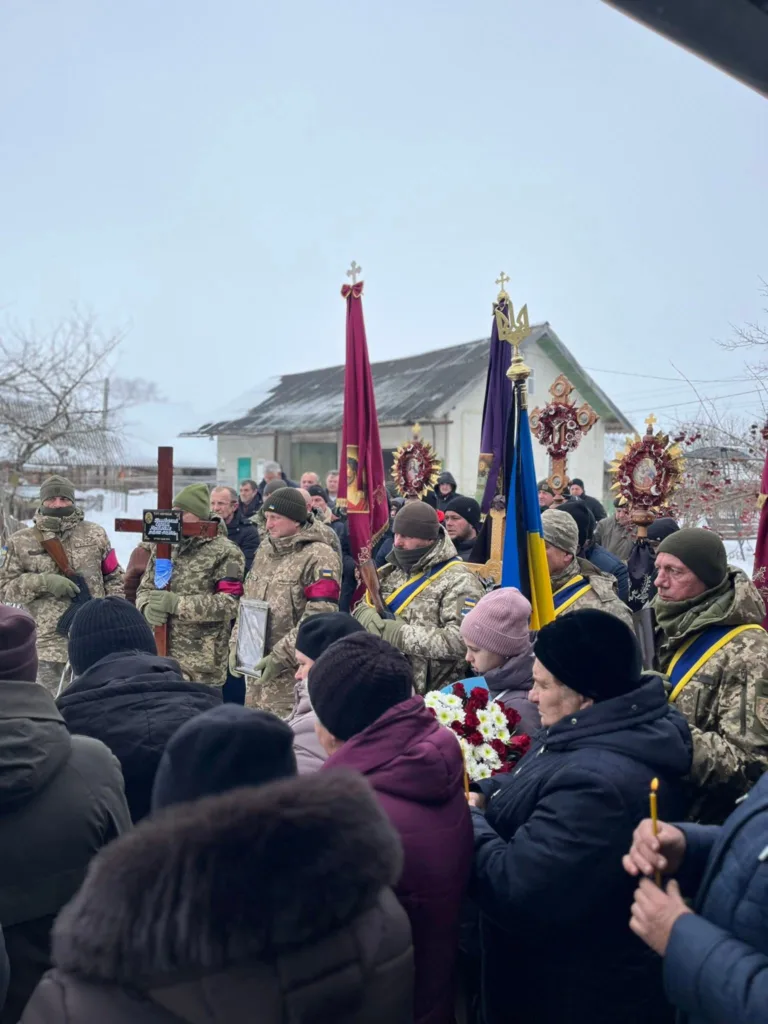 Військові та люди під час похоронної церемонії взимку