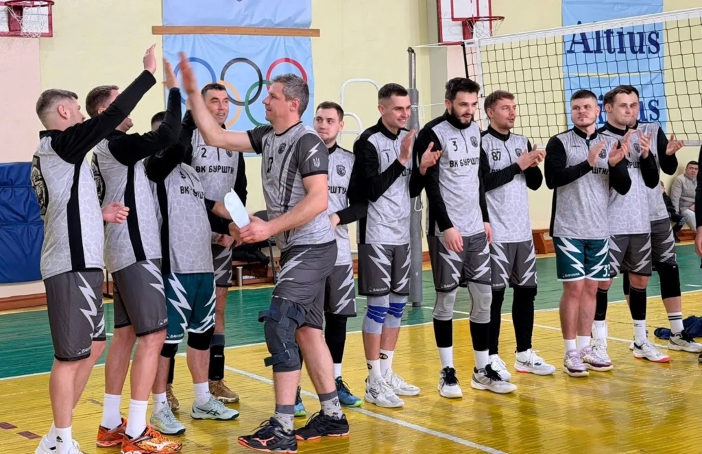 Волейбольна команда святкує перемогу в спортзалі