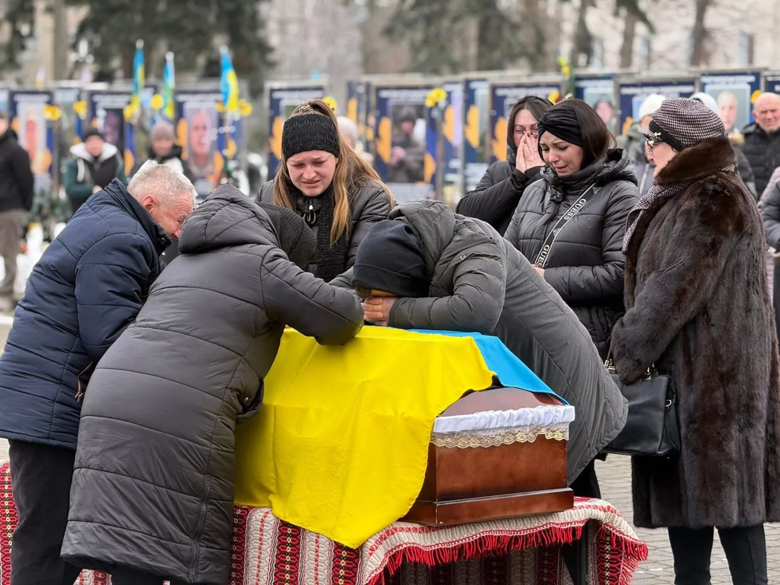 Прощання з полеглим військовим під українським прапором
