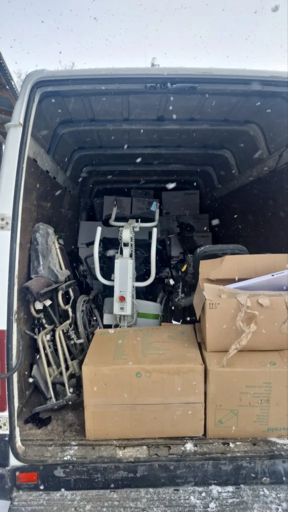 Коробки та медичне обладнання в вантажівці