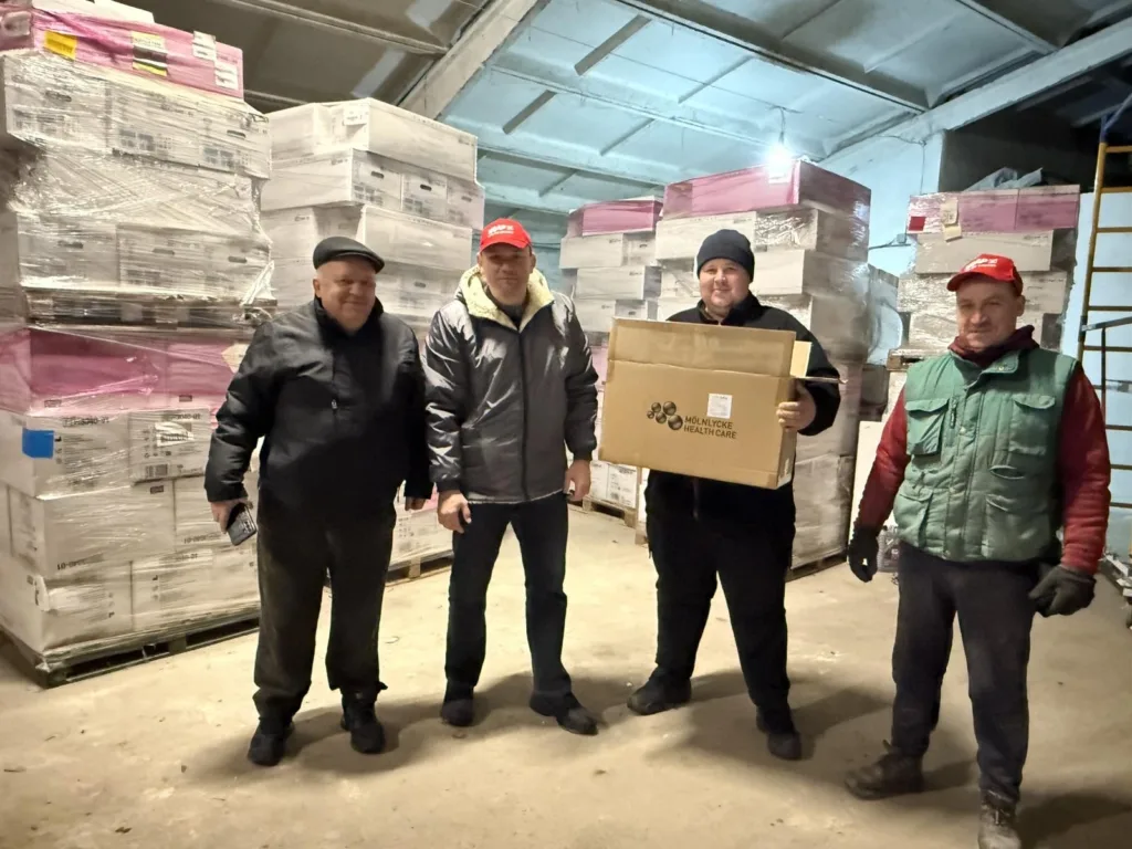 Люди отримують гуманітарну допомогу на складі