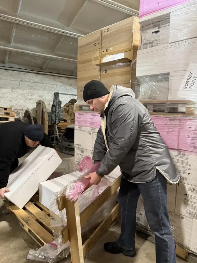 Чоловіки розвантажують коробки на складі