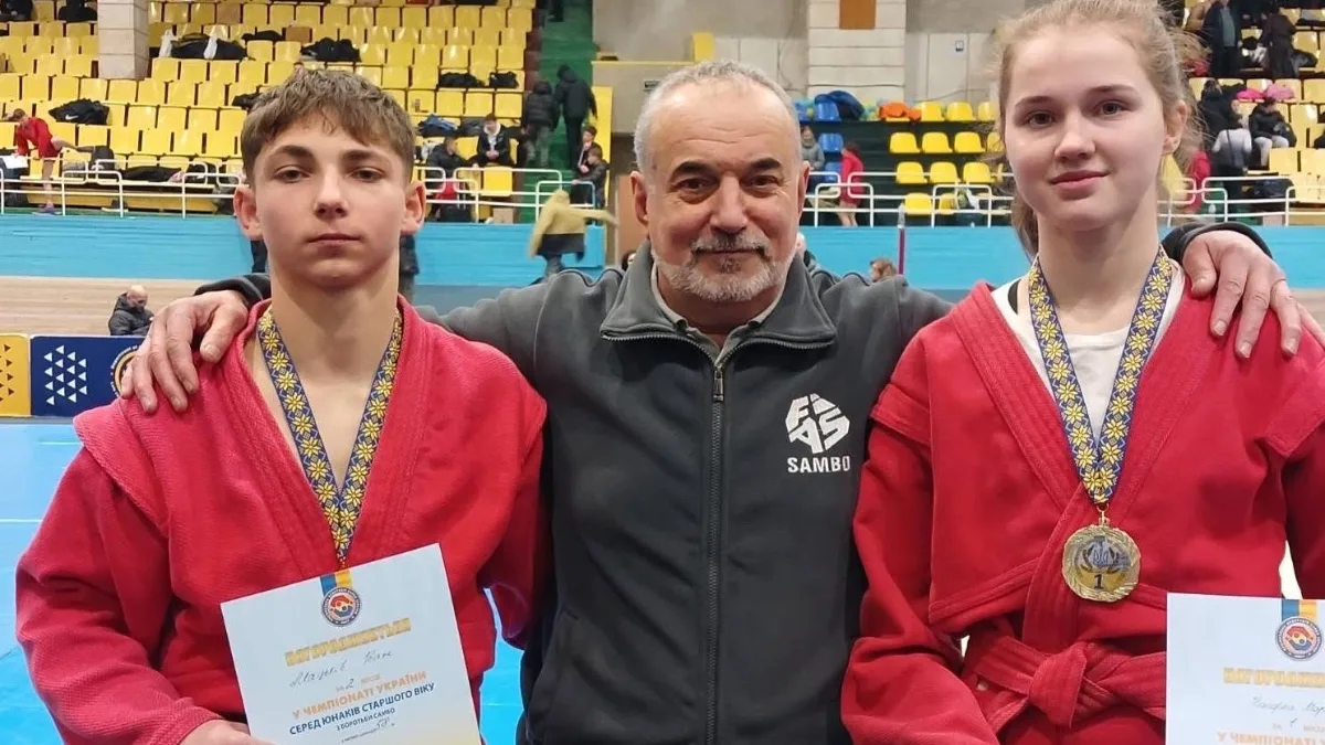 Переможці змагань самбо з тренером у спортзалі