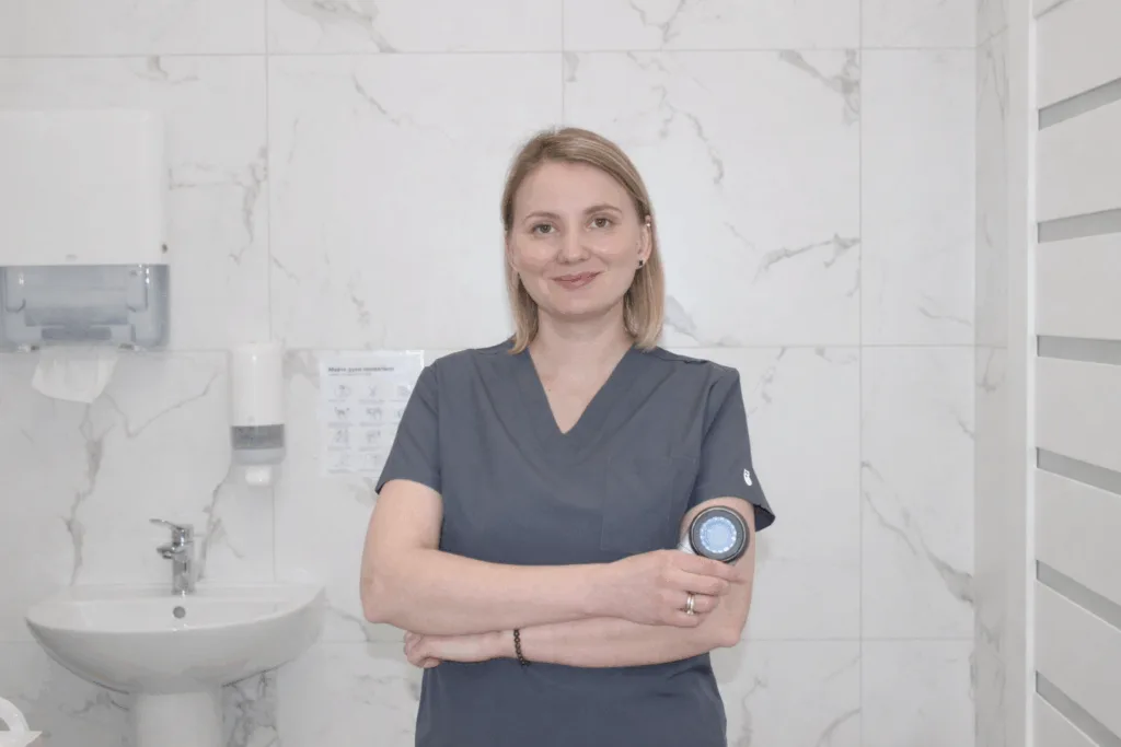 Медичний працівник у клініці з обладнанням