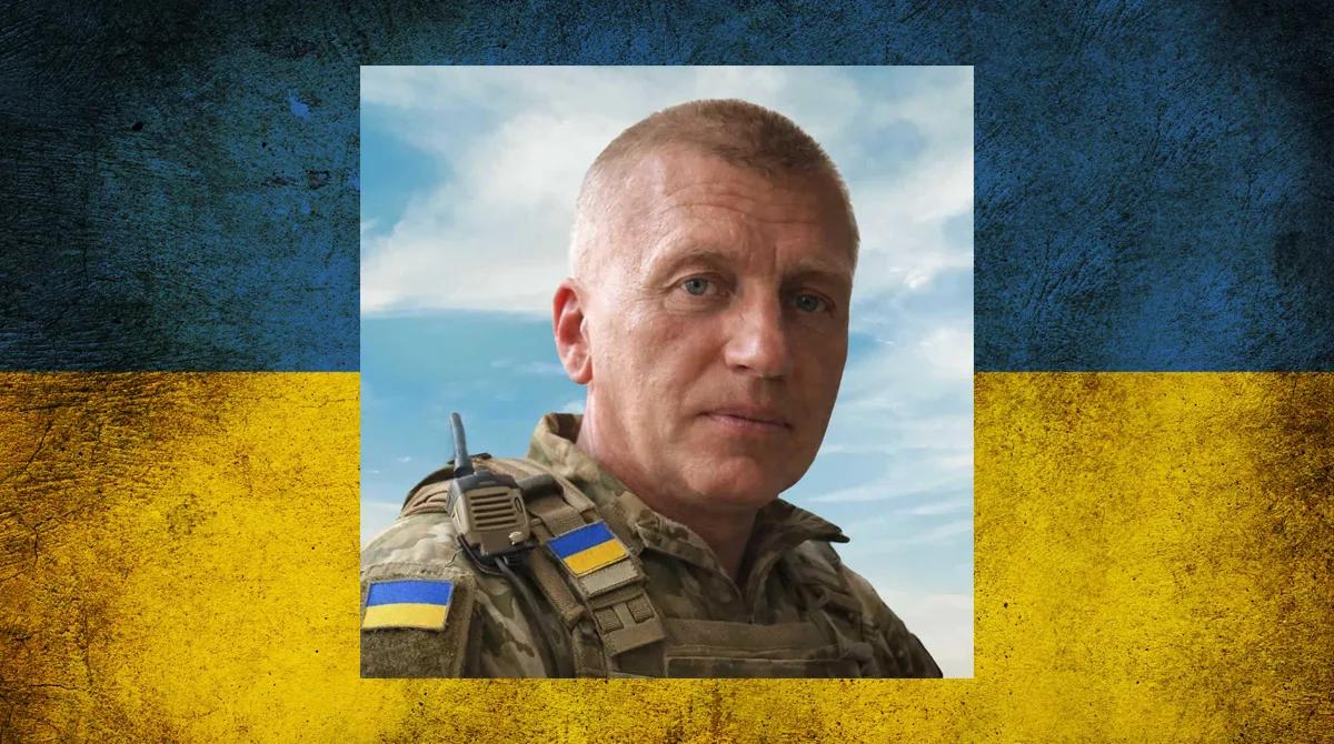 Український військовий на тлі прапора України