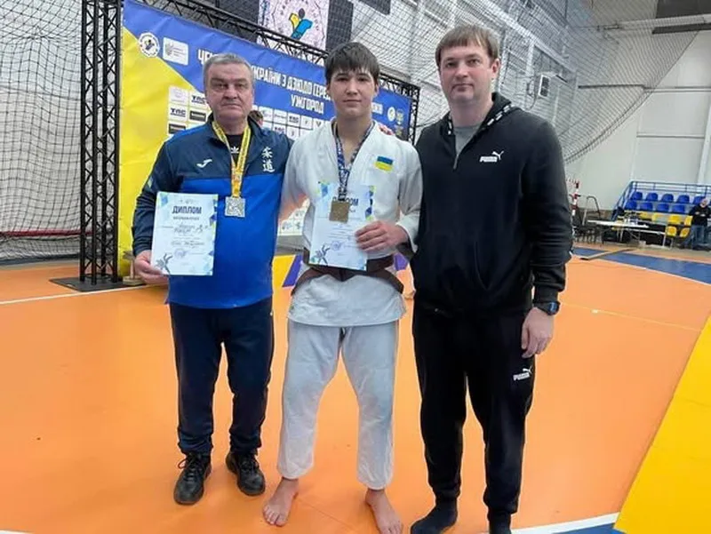Переможець змагань з дзюдо з тренерами