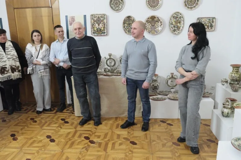 Люди на виставці української кераміки