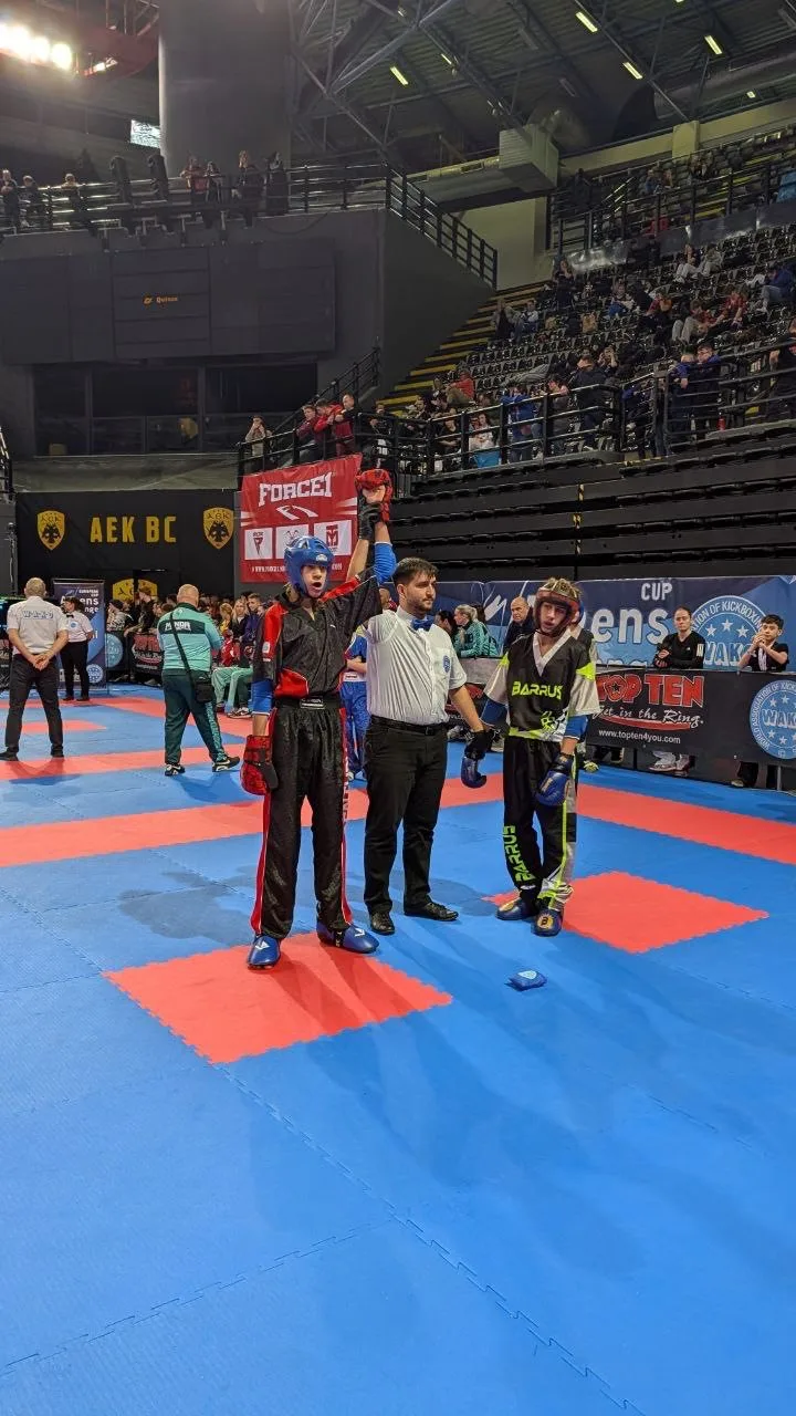 Суддя піднімає руку переможця на турнірі з кікбоксингу