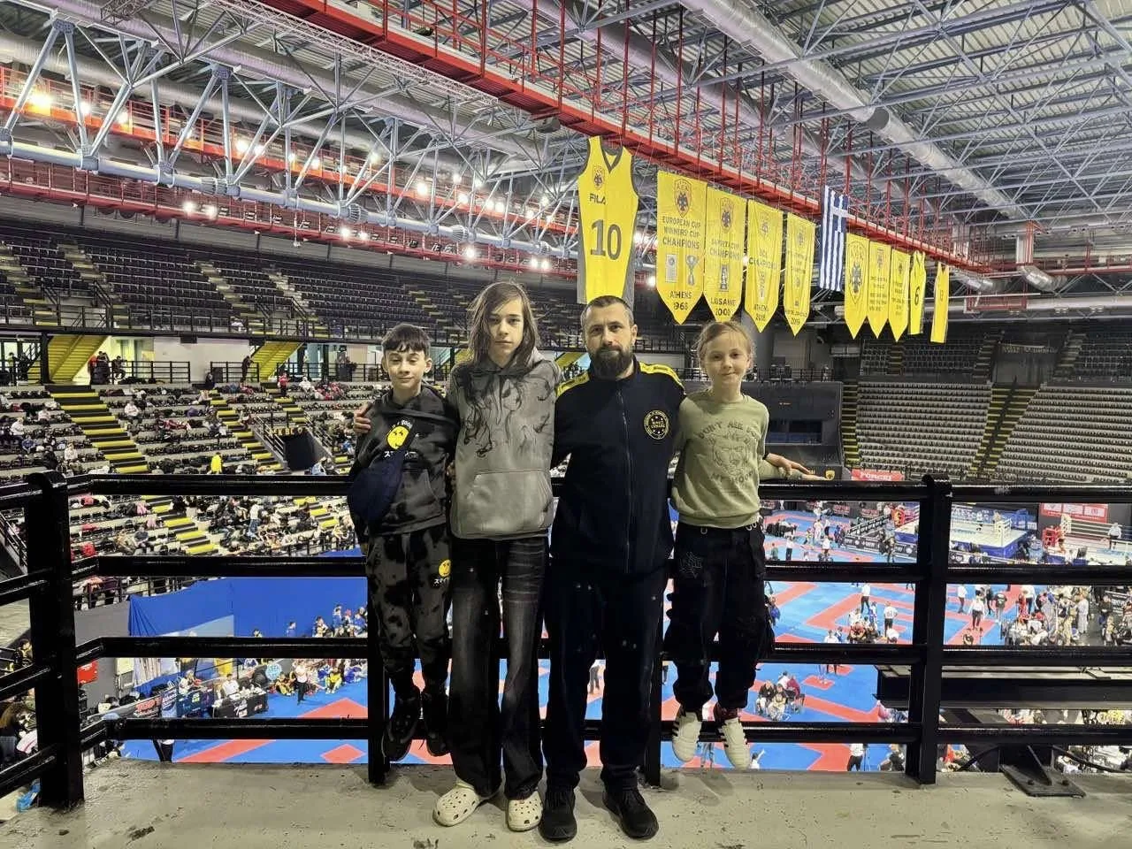 Люди на спортивній арені під час змагань