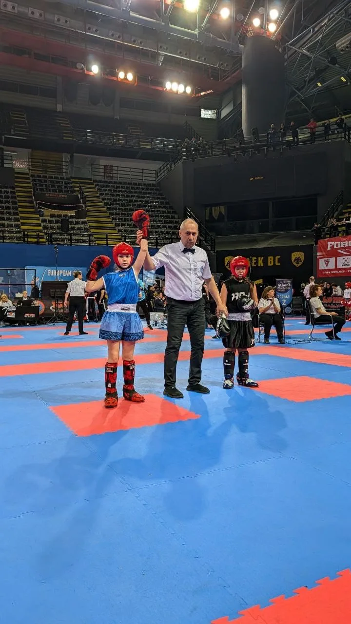 Рефері оголошує переможця дитячого бою з кікбоксингу