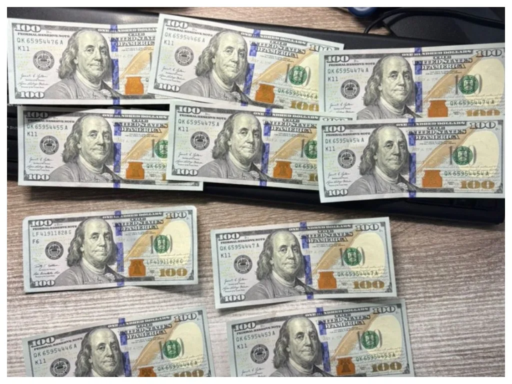 Купюри сто доларів США на столі