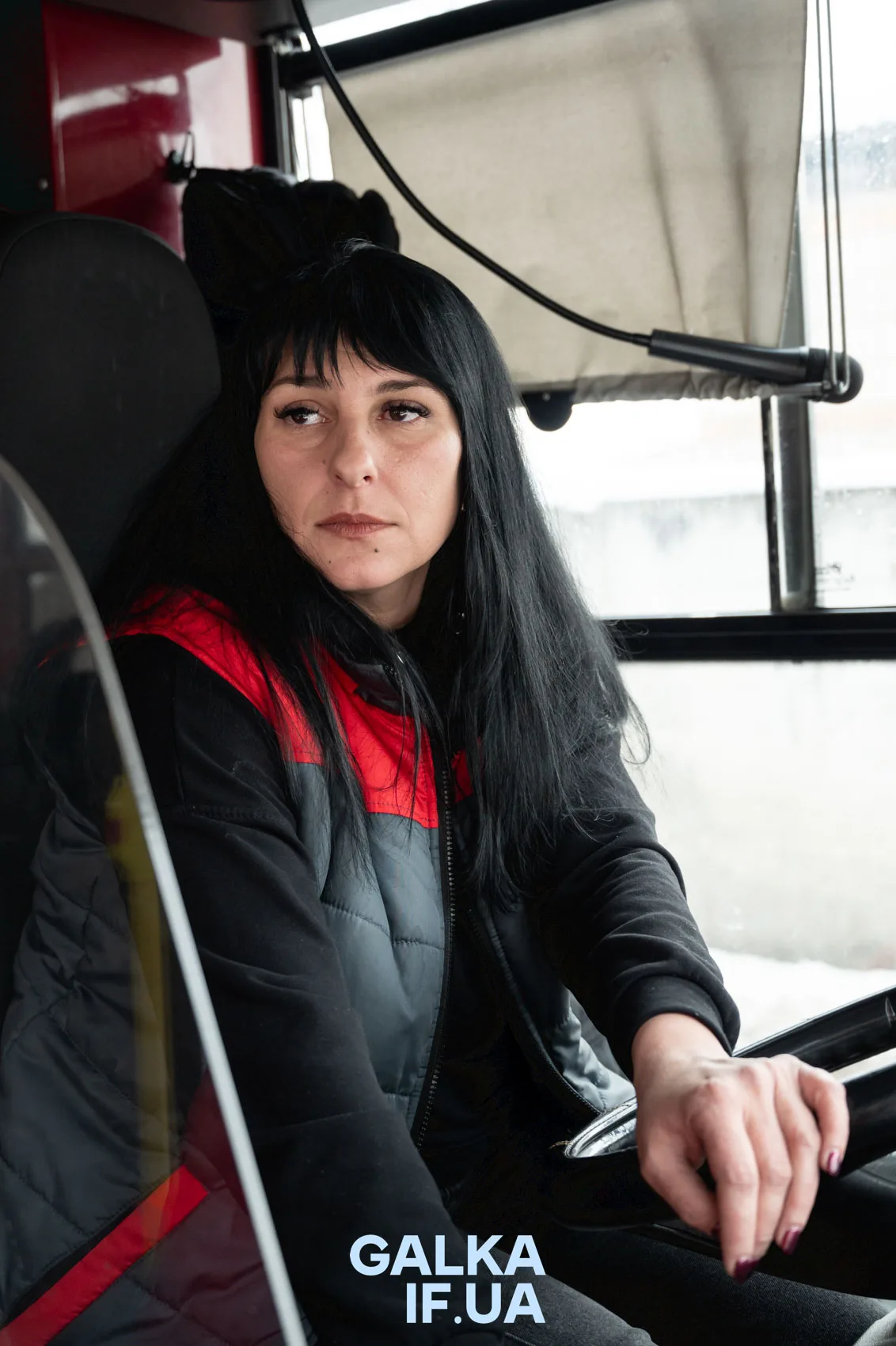 Жінка-водій сидить за кермом автобуса