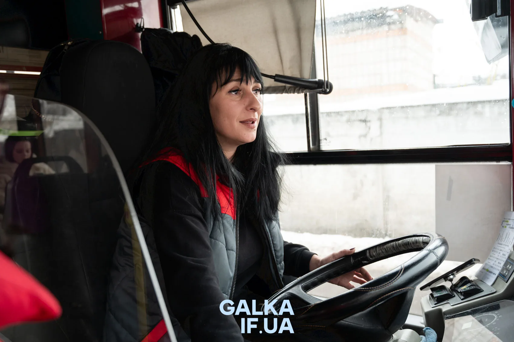 Жінка-водій керує міським автобусом