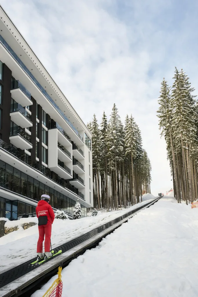 Інструктор на лижному підйомнику біля гірськолижного курорту
