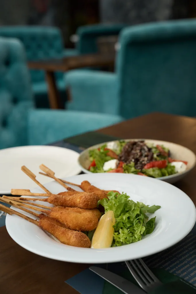 Страва з курячих шашличків та овочевого салату