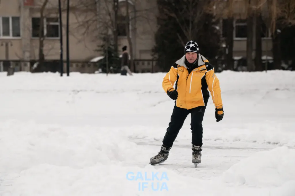 Чоловік катається на ковзанах на снігу