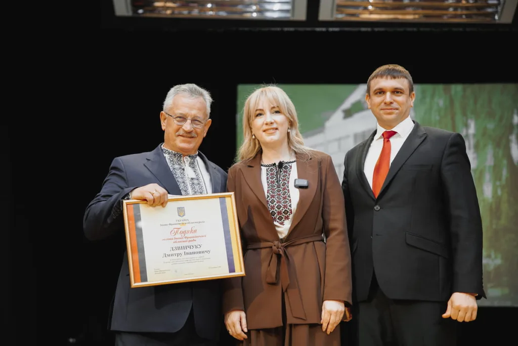 Вручення подяки під час офіційної церемонії