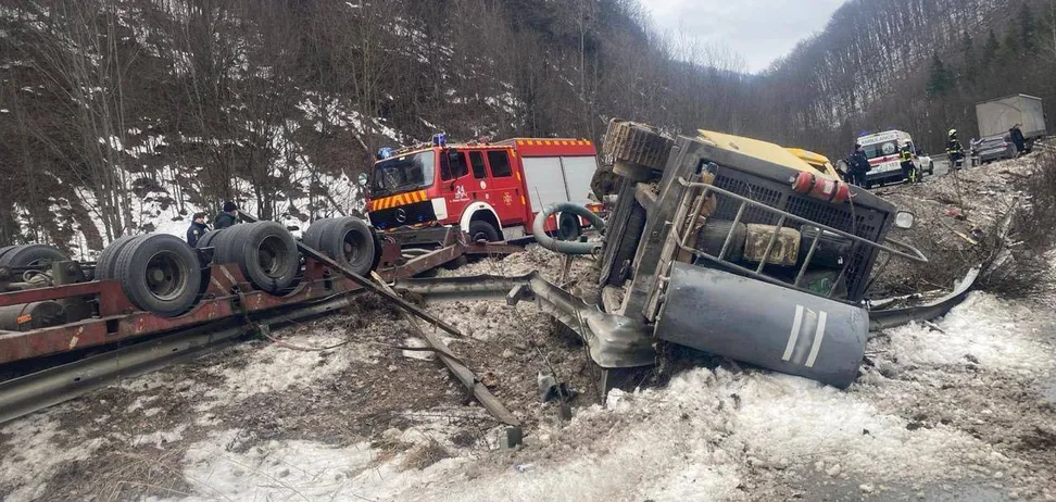 Дорожня аварія вантажівки в гірській місцевості взимку