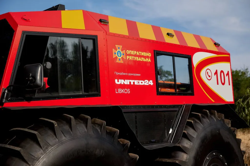 Оперативно-рятувальний всюдихід з номером 101