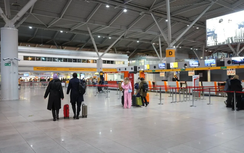 Пасажири в залі реєстрації аеропорту