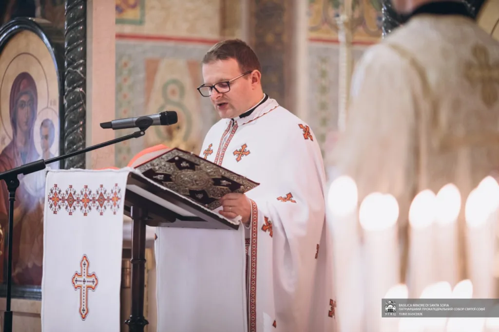 Священник читає молитву під час богослужіння