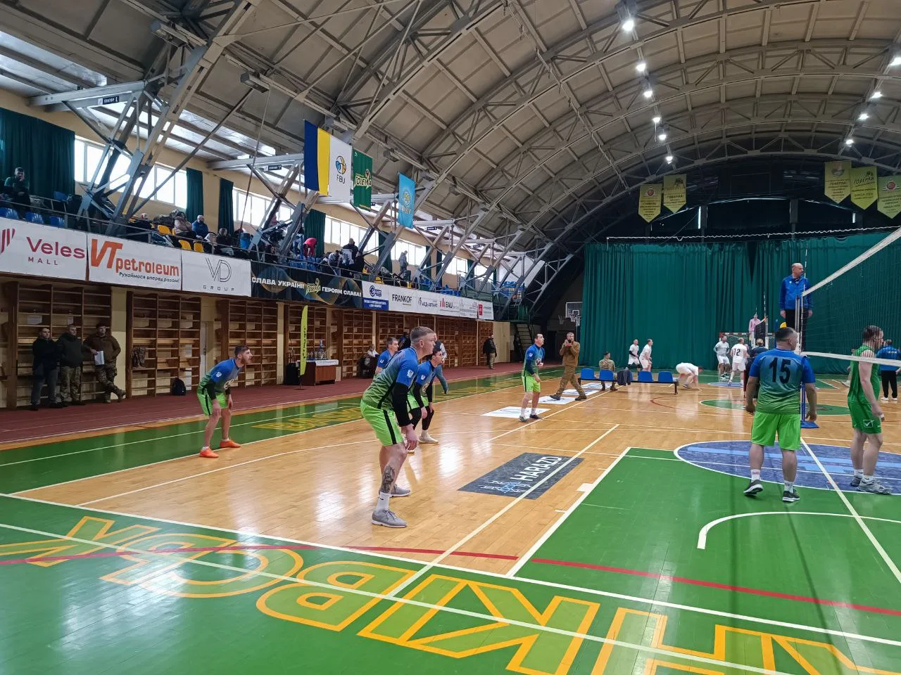 Волейбольний матч у спортивному залі з глядачами