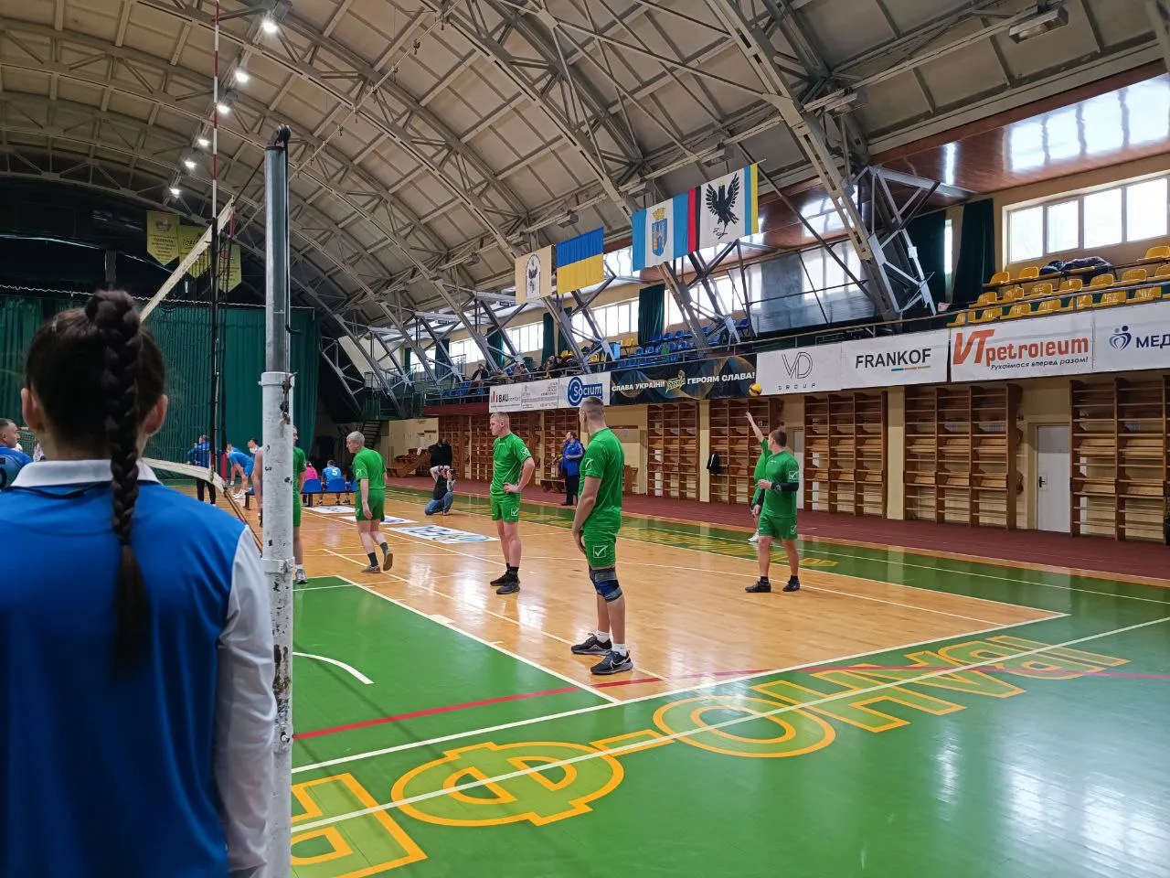 Волейбольний матч у спортивному залі
