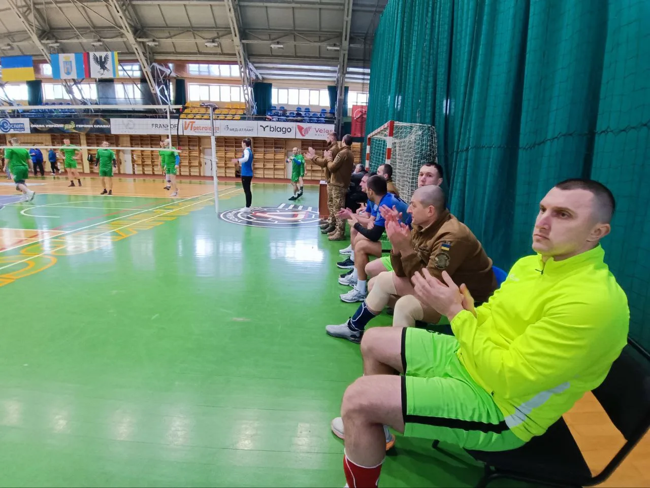 Волейбольна команда на тренуванні у спортивному залі