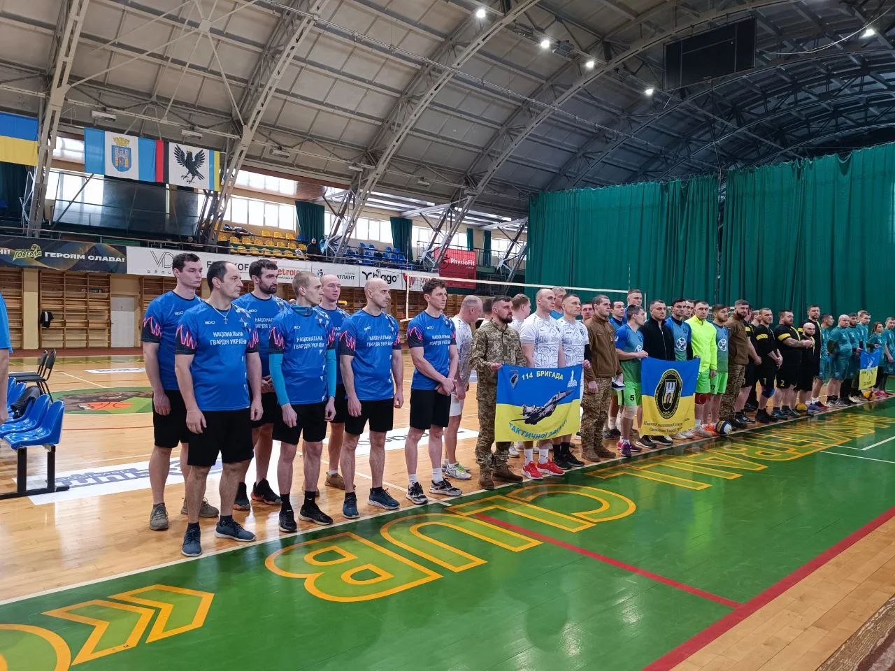 Волейбольні команди на турнірі у спортивному залі