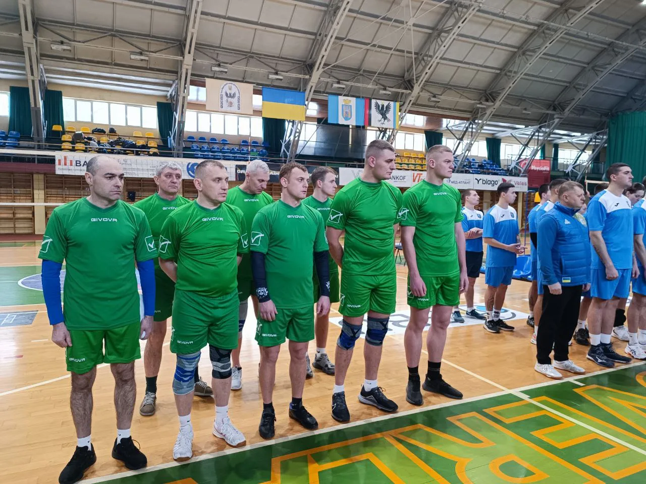 Команди спортсменів у спортзалі перед змаганнями