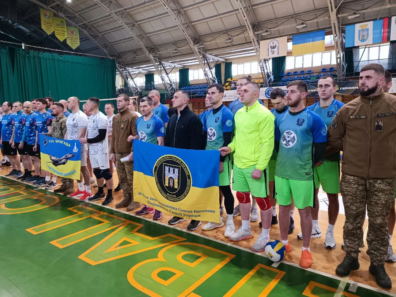 Волейбольна команда військових на спортивному турнірі