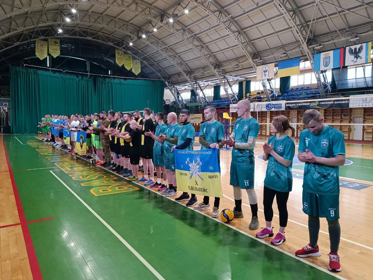 Команди волейболістів у спортивному залі перед матчем