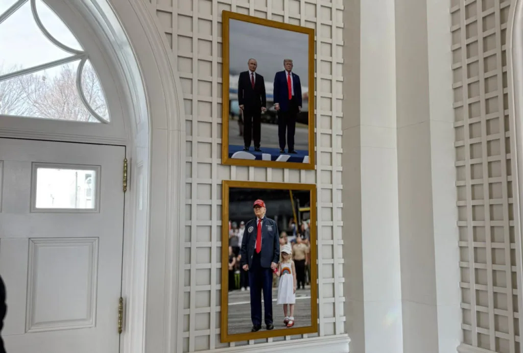 Дві фотографії на стіні в золотих рамках