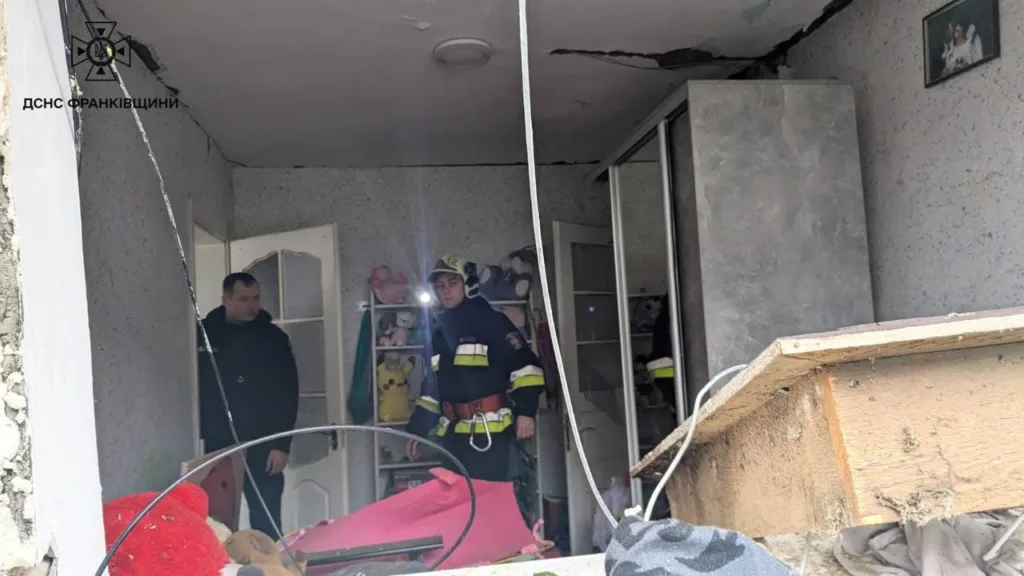 Рятувальники оглядають пошкоджену кімнату після вибуху