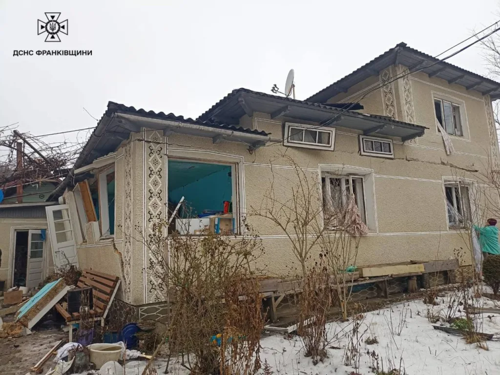 Пошкоджений житловий будинок після вибуху в Україні