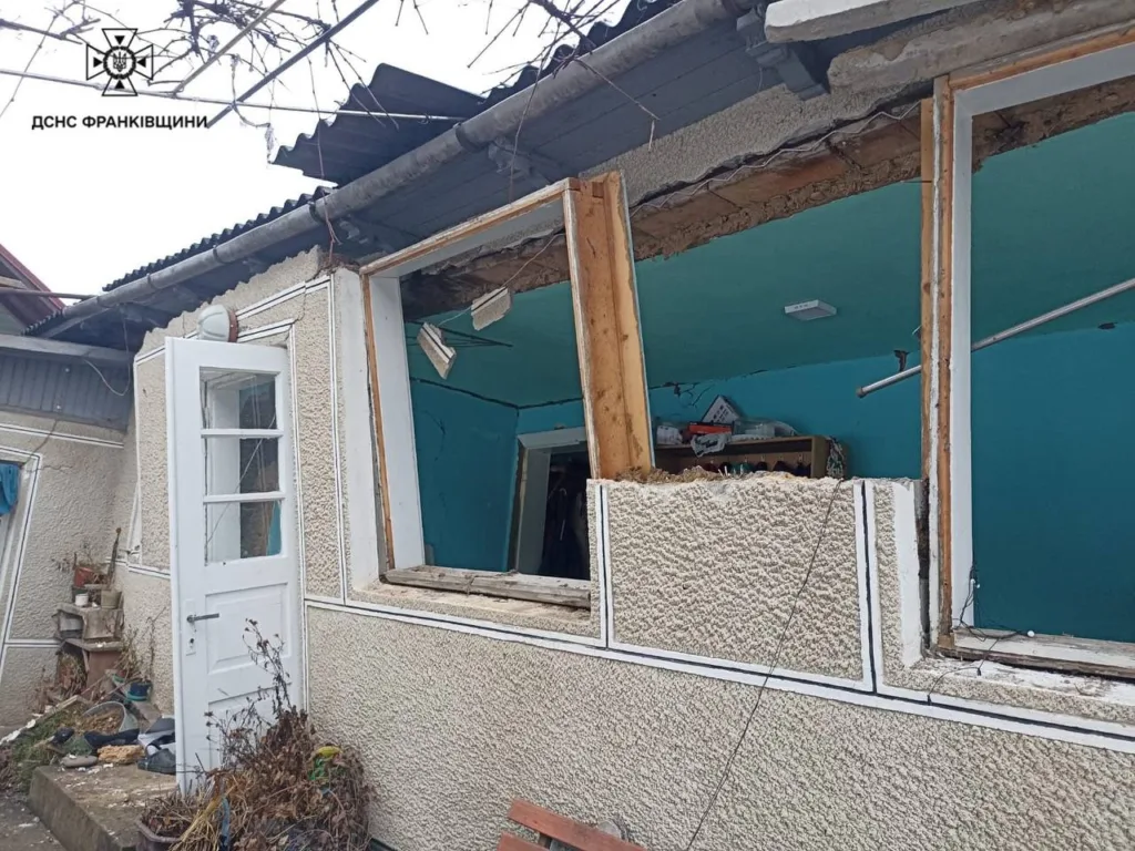 Пошкоджений будинок із вибитими вікнами