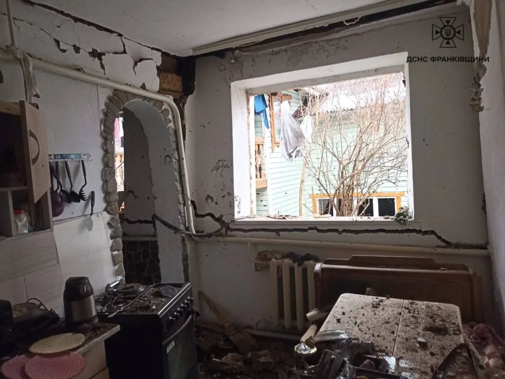 Пошкоджена кімната після обстрілу в Україні