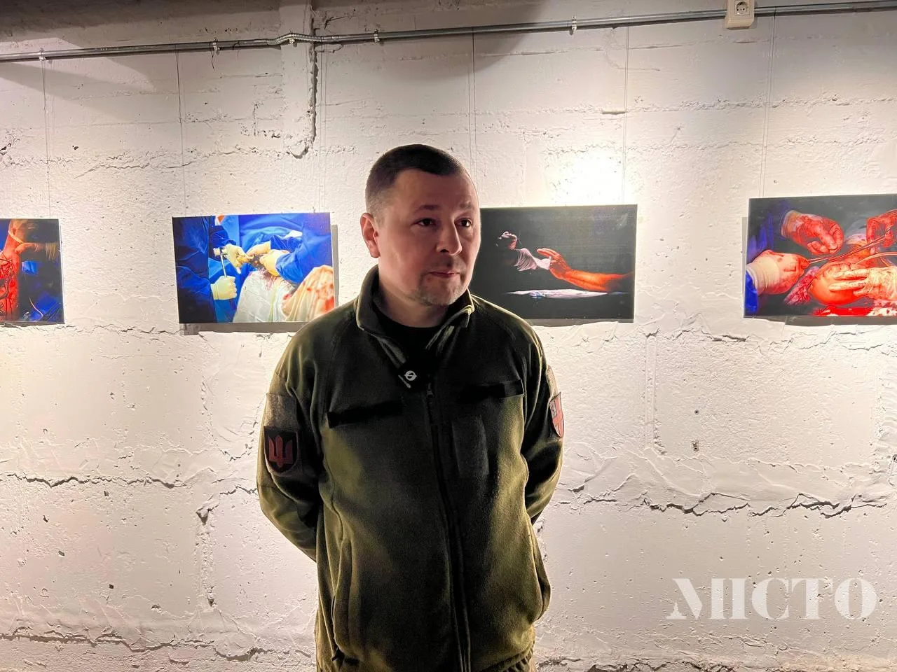 Чоловік на виставці фотографій у галереї