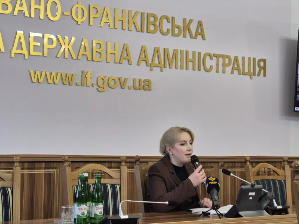 Жінка проводить пресконференцію в адміністрації Івано-Франківська
